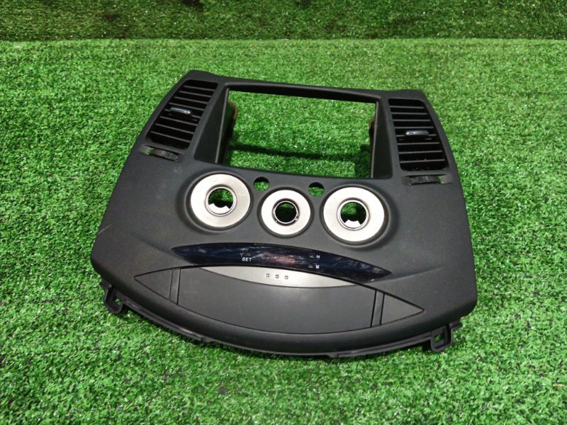 Накладка на центральную консоль Mitsubishi Grandis NA4W 4G69 2008 (б/у)