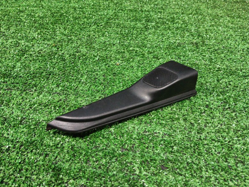 Накладка Mitsubishi Grandis NA4W 4G69 2004 правая (б/у)