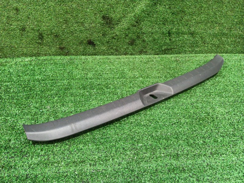 Накладка багажника Toyota Voxy ZRR70 3ZR-FE 2010 (б/у)