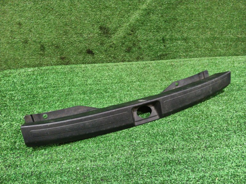 Накладка багажника Mitsubishi Colt Z21A 4A90 2010 (б/у)