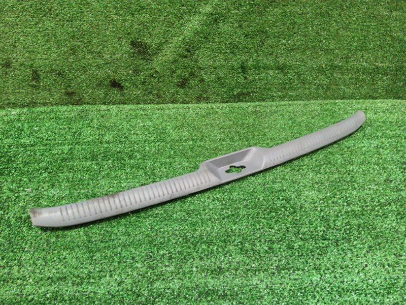 Накладка багажника Toyota Voxy AZR60 1AZ-FSE 2005 (б/у)