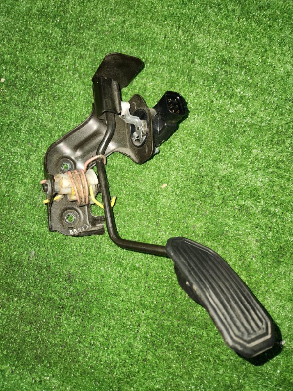 Педаль Toyota Voxy AZR60 1AZ-FSE 2005 (б/у)