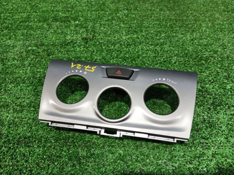 Накладка на центральную консоль Toyota BB QNC25 K3-VE 2008 (б/у)