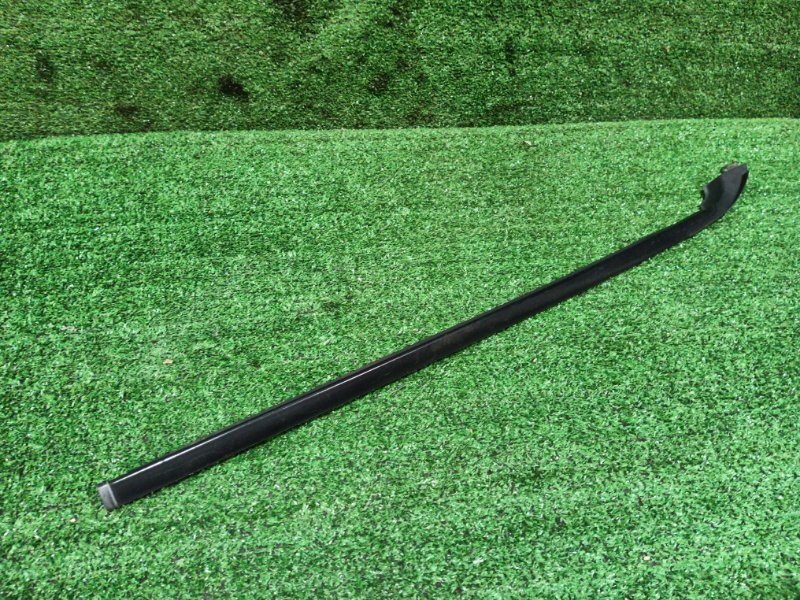 Молдинг лобового стекла Toyota Voxy ZRR70 3ZR-FE 2008 правый (б/у)