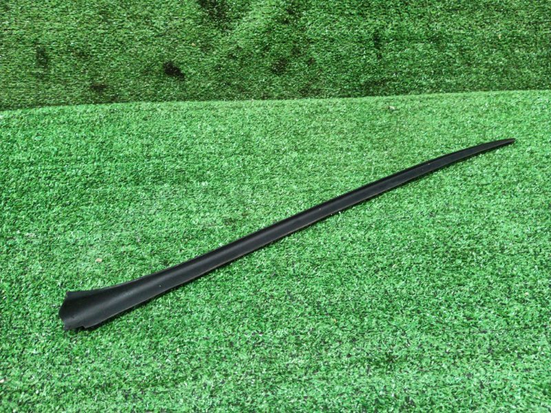 Молдинг лобового стекла Volkswagen Golf 5M1 CAX 2008 правый (б/у)