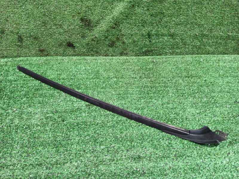 Молдинг лобового стекла Toyota Voxy ZRR70 3ZR-FE 2010 передний правый (б/у)