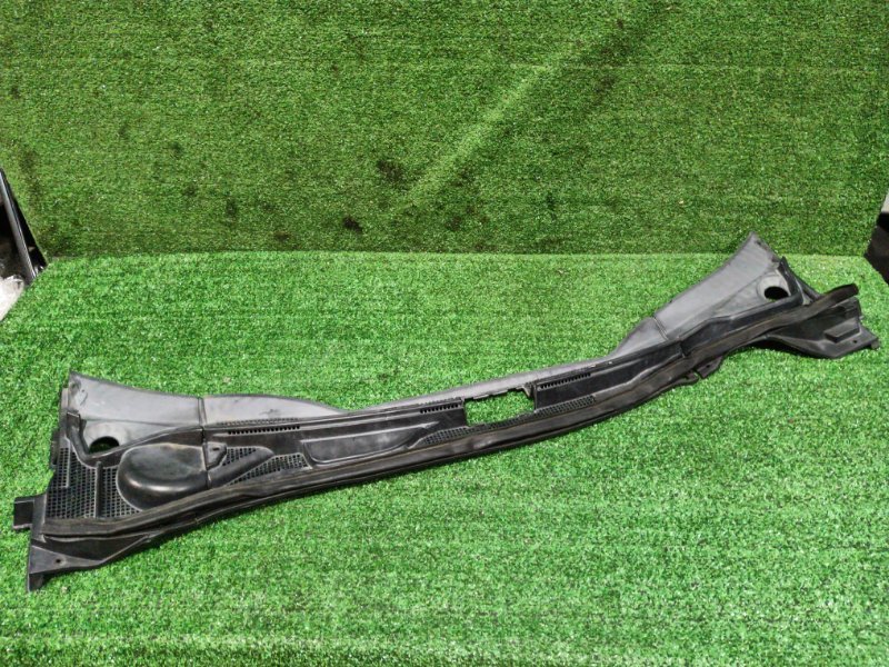 Решетка под лобовое стекло Mitsubishi Grandis NA4W 4G69 2004 (б/у)