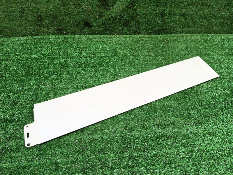 Накладка Toyota Voxy AZR60 1AZ-FSE 2005 правая (б/у)