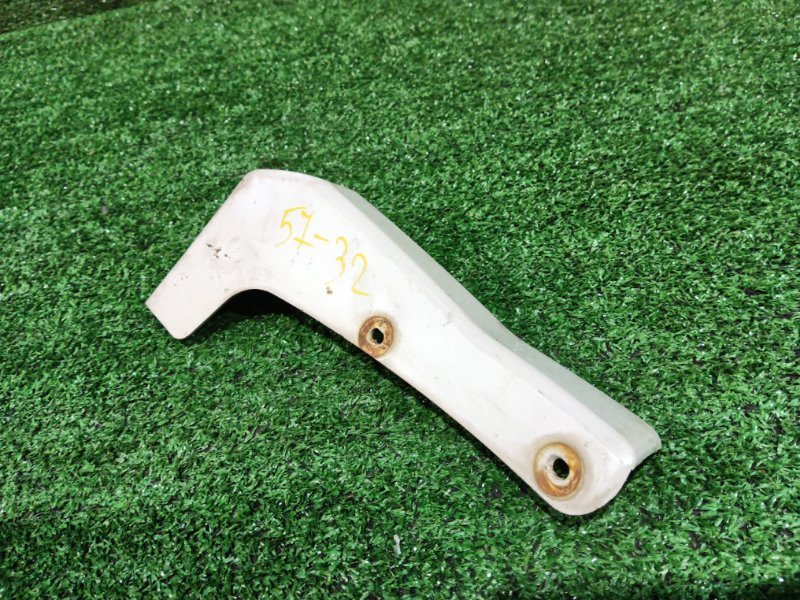 Накладка на крыло Toyota Voxy AZR60 1AZ-FSE 2005 передняя правая (б/у)