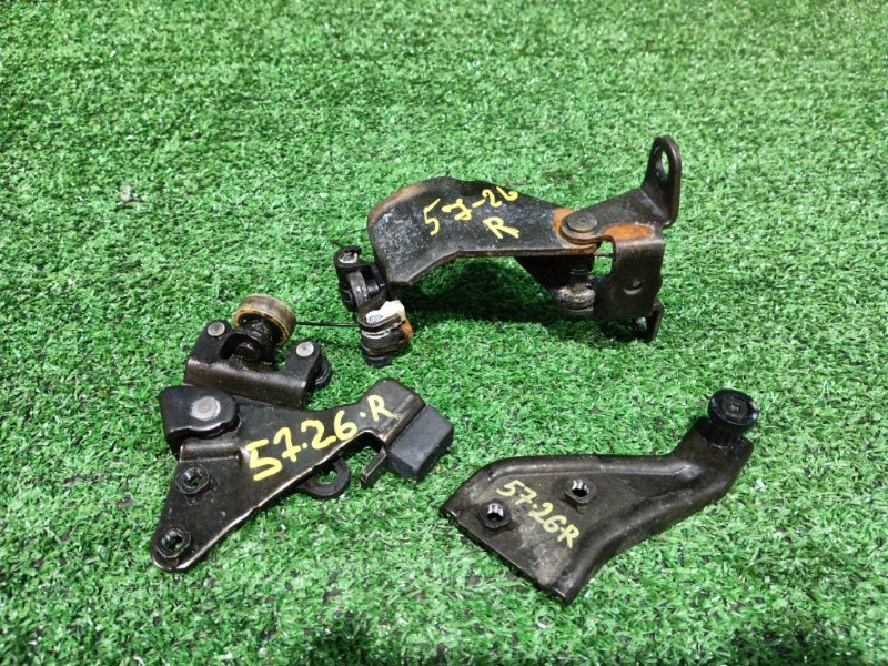 Кронштейн двери Mazda MPV LY3P L3-VE 2006 правый (б/у)