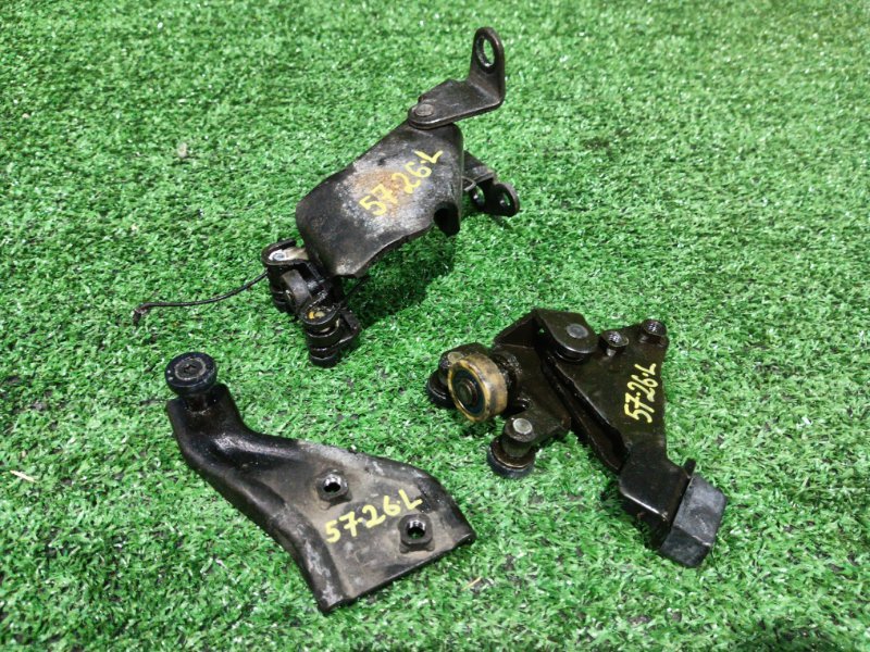 Кронштейн двери Mazda MPV LY3P L3-VE 2006 левый (б/у)