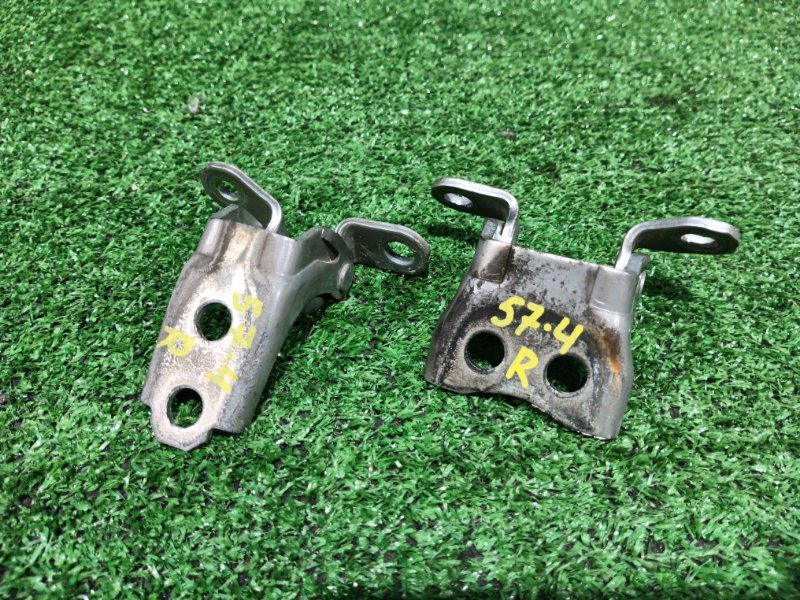 Кронштейн двери Honda Vezel RU3 LEB 2015 правый (б/у)