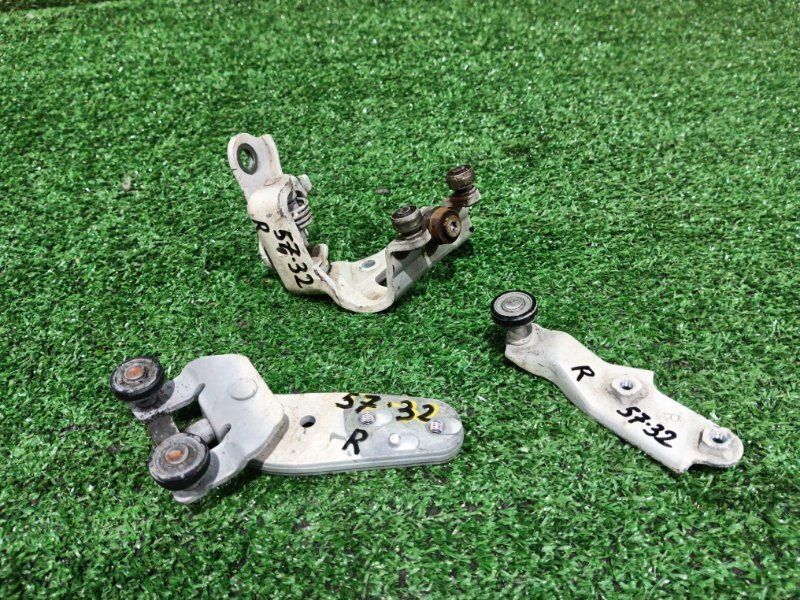 Кронштейн двери Toyota Voxy AZR60 1AZ-FSE 2005 правый (б/у)