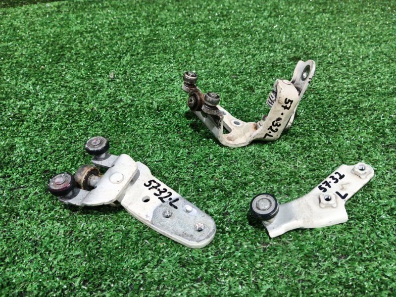 Кронштейн двери Toyota Voxy AZR60 1AZ-FSE 2005 левый (б/у)