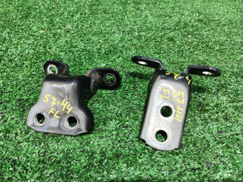 Кронштейн двери Toyota Voxy ZRR70 3ZR-FE 2008 передний левый (б/у)