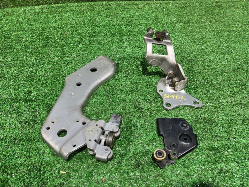 Кронштейн двери Nissan Serena NC25 MR20DE 2006 левый (б/у)