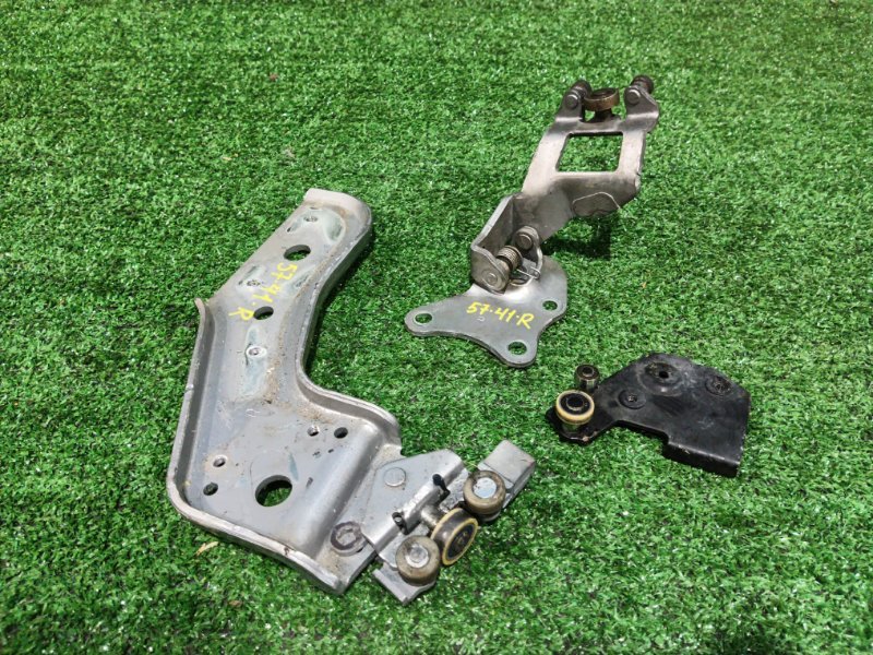 Кронштейн двери Nissan Serena NC25 MR20DE 2006 правый (б/у)