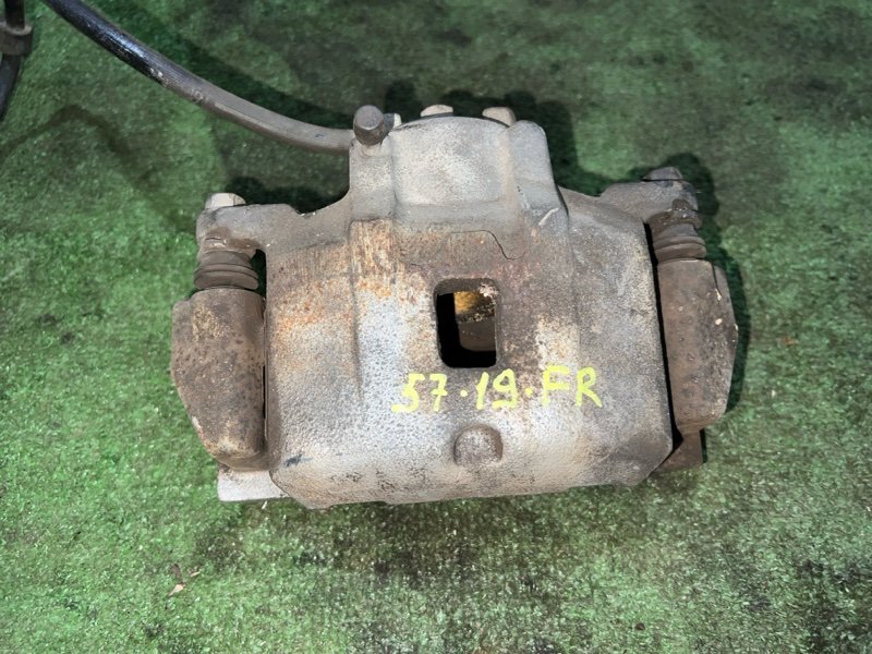 Суппорт Mitsubishi Grandis NA4W 4G69 2008 передний правый (б/у)