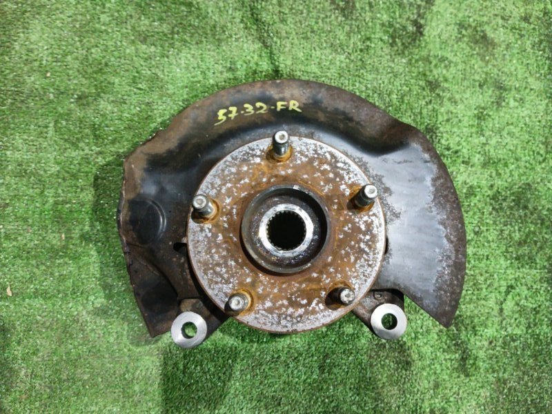 Ступица Toyota Voxy AZR60 1AZ-FSE 2005 передняя правая (б/у)