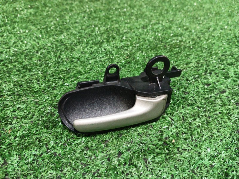 Ручка внутренняя Toyota Vitz SCP10 1SZ-FE 2004 задняя правая (б/у)