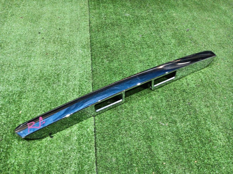 Накладка багажника Toyota Voxy AZR60 1AZ-FSE 2005 (б/у)