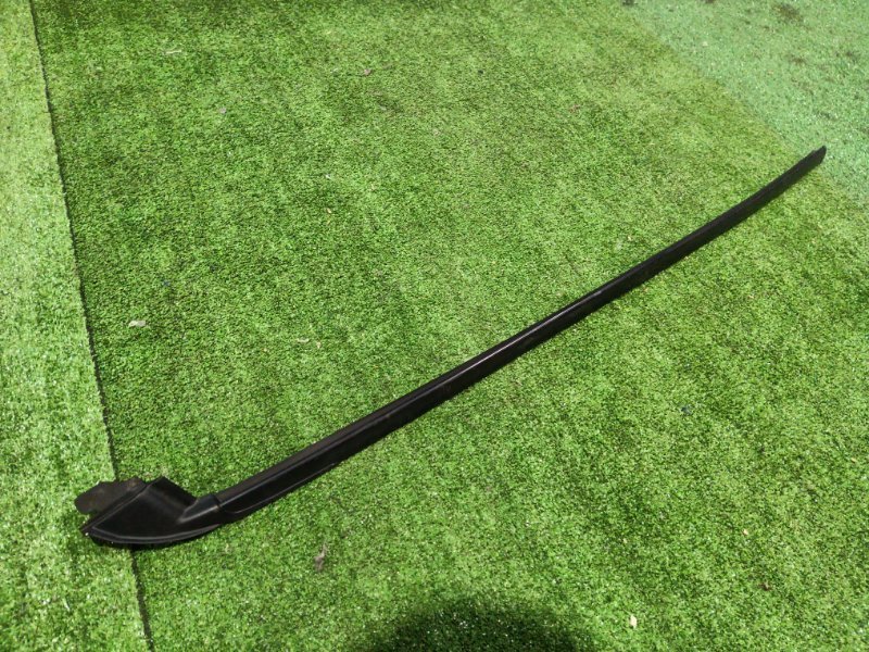 Молдинг лобового стекла Toyota Voxy AZR60 1AZ-FSE 2005 левый (б/у)