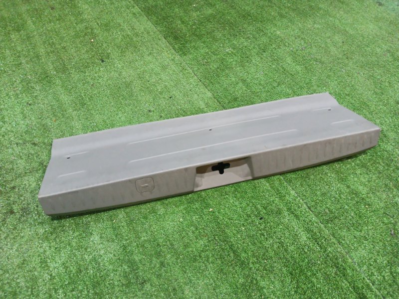 Накладка багажника Mitsubishi Grandis NA4W 4G69 2008 (б/у)