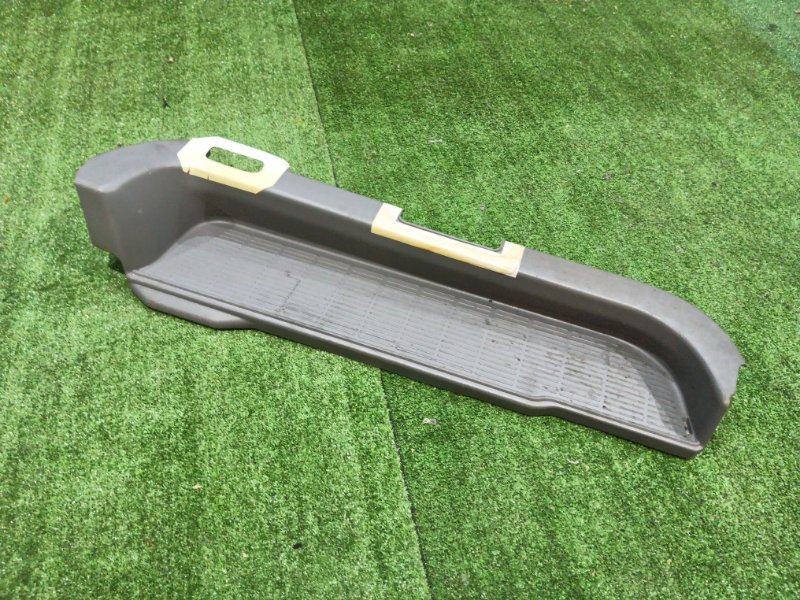 Подножка Toyota Voxy AZR60 1AZ-FSE 2005 правая (б/у)