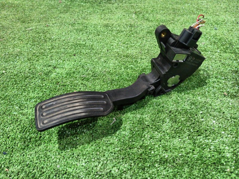 Педаль Nissan Serena NC25 MR20DE 2006 (б/у)