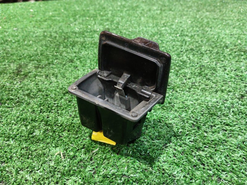 Пепельница Toyota MARK II JZX90 1JZ-GE 1994 задняя левая (б/у)