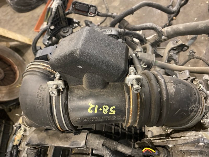 Патрубок воздушного фильтра Toyota Prius ZVW30 2ZR-FXE 2010 (б/у)