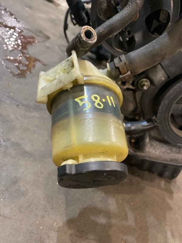 Бачок гидроусилителя Toyota Noah AZR65 1AZ-FSE 2005 (б/у)