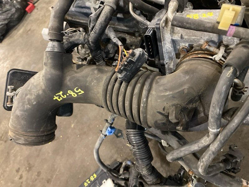 Патрубок воздушного фильтра Toyota ISIS ANM15 1AZ-FSE 2004 (б/у)