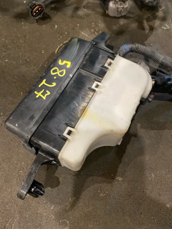 Блок реле и предохранителей Toyota ISIS ANM15 1AZ-FSE 2004 (б/у)