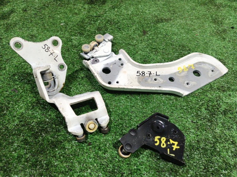 Кронштейн двери Nissan Serena C25 MR20DE 2009 задний левый (б/у)