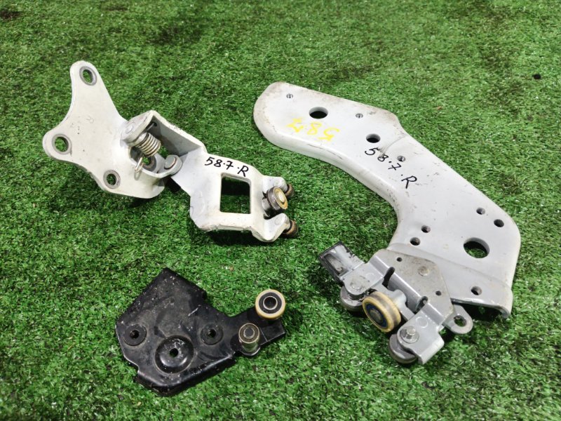 Кронштейн двери Nissan Serena C25 MR20DE 2009 задний правый (б/у)