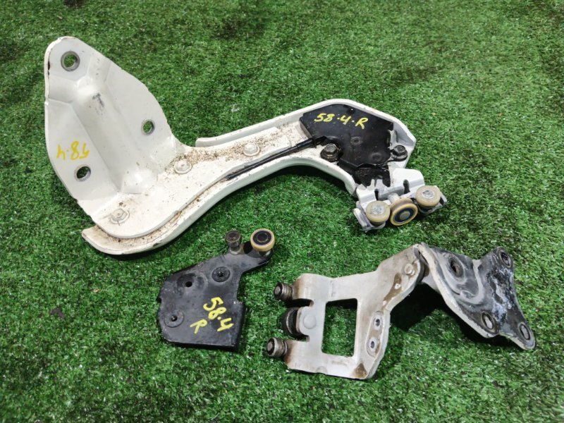 Кронштейн двери Nissan Serena CC25 MR20DE 2010 задний правый (б/у)