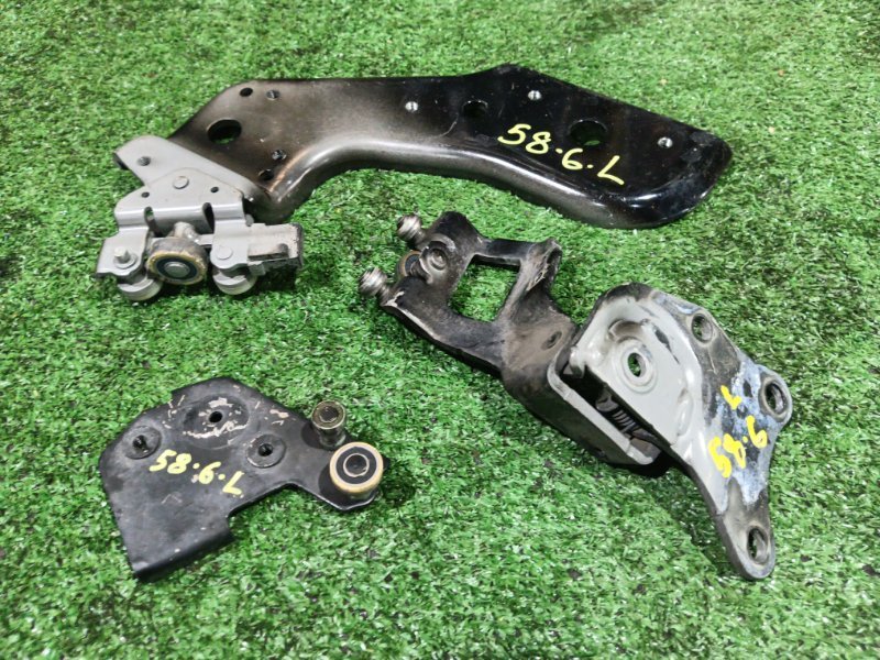 Кронштейн двери Nissan Serena FC26 MR20DD 2012 задний левый (б/у)