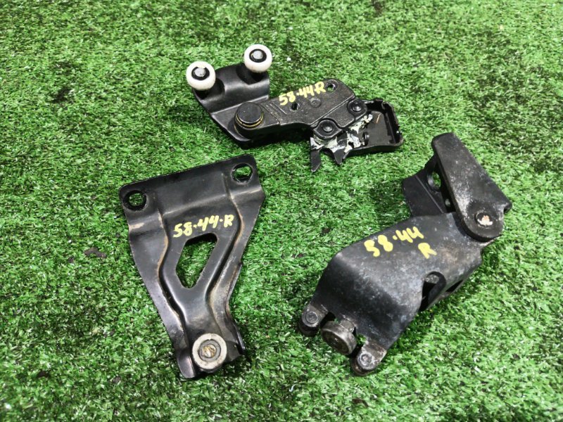 Кронштейн двери Honda FREED GB4 L15A 2011 задний правый (б/у)