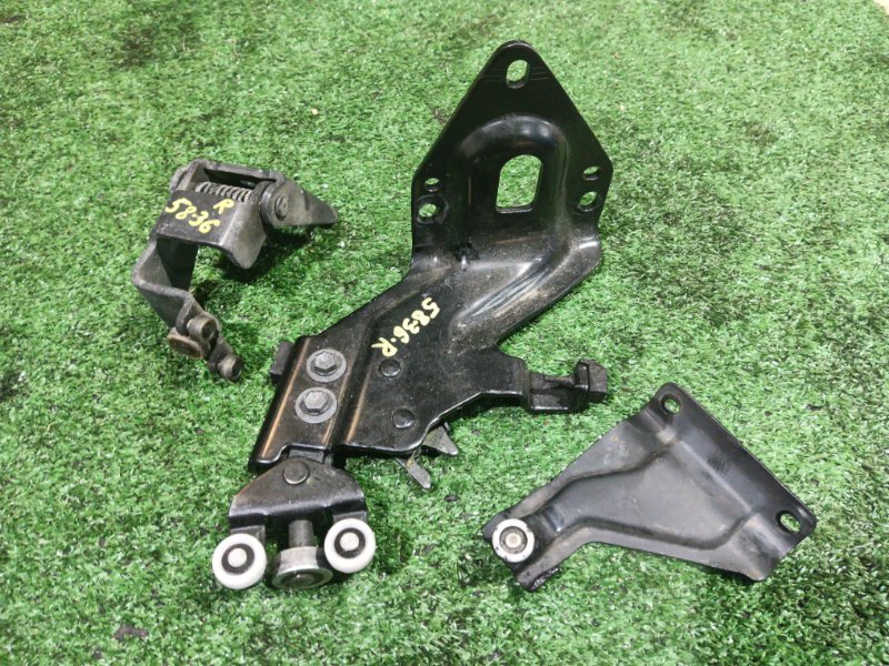 Кронштейн двери Honda Mobilio GB1 L15A 2006 задний правый (б/у)