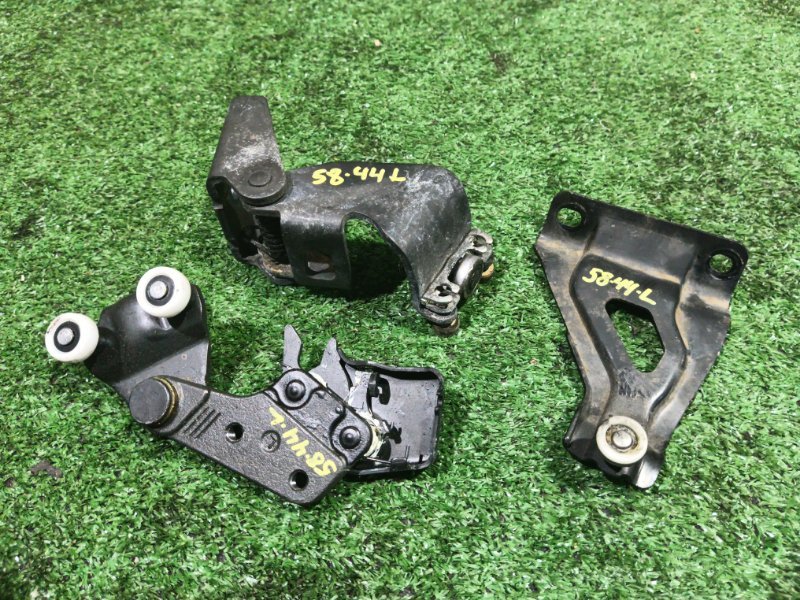 Кронштейн двери Honda FREED GB4 L15A 2011 задний левый (б/у)