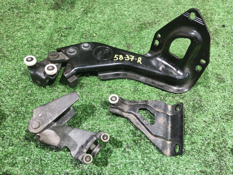 Кронштейн двери Honda FREED GB3 L15A 2009 задний правый (б/у)