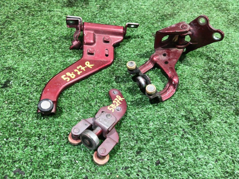 Кронштейн двери Toyota ISIS ANM15 1AZ-FSE 2004 задний правый (б/у)