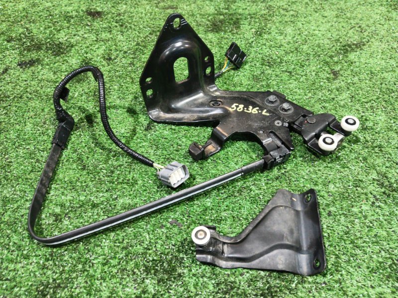 Кронштейн двери Honda Mobilio GB1 L15A 2006 задний левый (б/у)