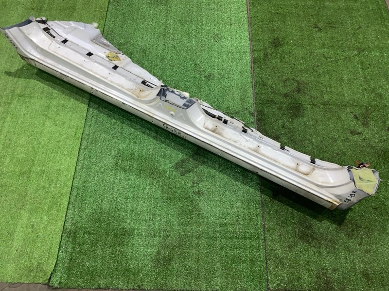 Порог Mitsubishi Chariot Grandis N94W 4G64 1999 правый (б/у)