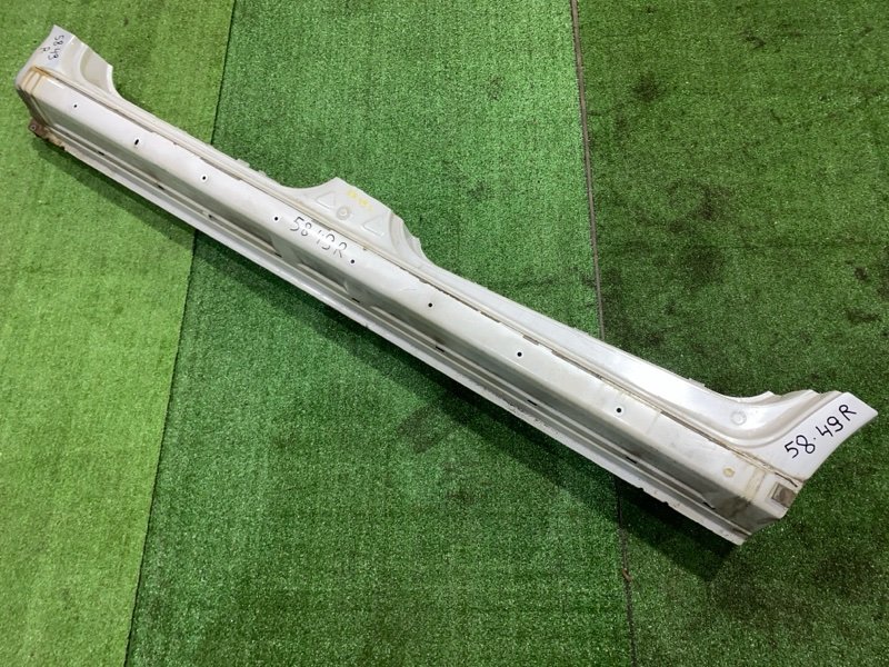 Порог Mitsubishi Chariot Grandis N94W 4G64 1999 правый (б/у)