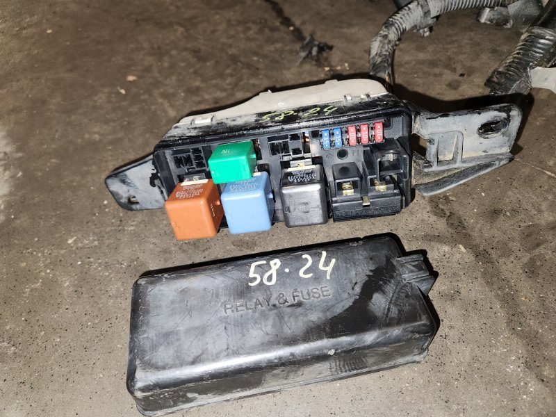 Блок реле и предохранителей Toyota ISIS ANM15 1AZ-FSE 2005 (б/у)