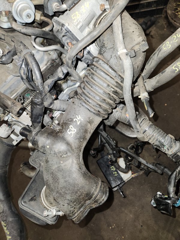 Патрубок воздушного фильтра Toyota ISIS ANM15 1AZ-FSE 2005 (б/у)