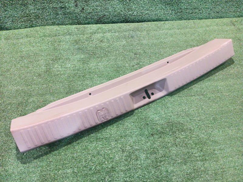 Накладка багажника Mitsubishi Chariot Grandis N94W 4G64 1999 (б/у)