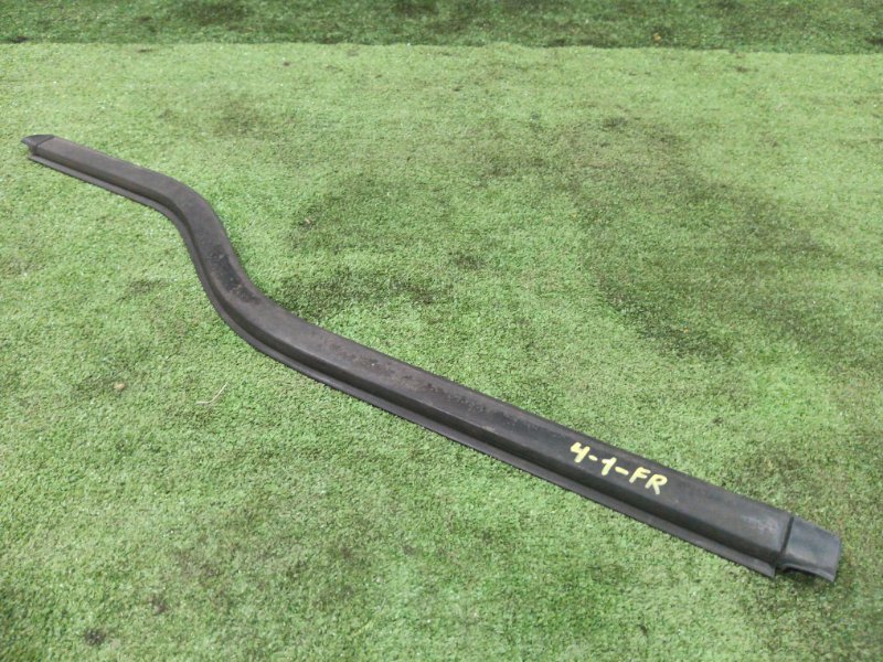 Молдинг двери Isuzu Forward FRR35 6HL1 передний правый (б/у)